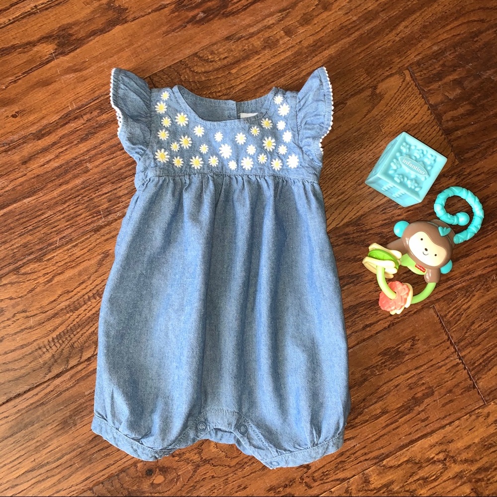 🔹3/$10  Denim jumper with daisies